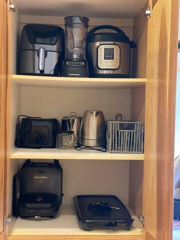 Airfryer, 8 qt instant pot, blender, 4 piece toaster, electric kettle, french press coffee maker, Geroge Foreman grill, waffle maker, electric griddle. 