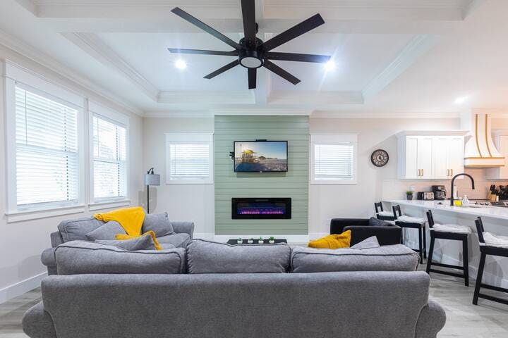 Relax in our spacious living room, bathed in natural light. A 50" smart TV, free Wi-Fi and comfy couches create the ideal setting for family or small group gatherings. Book now for a cozy retreat! ️