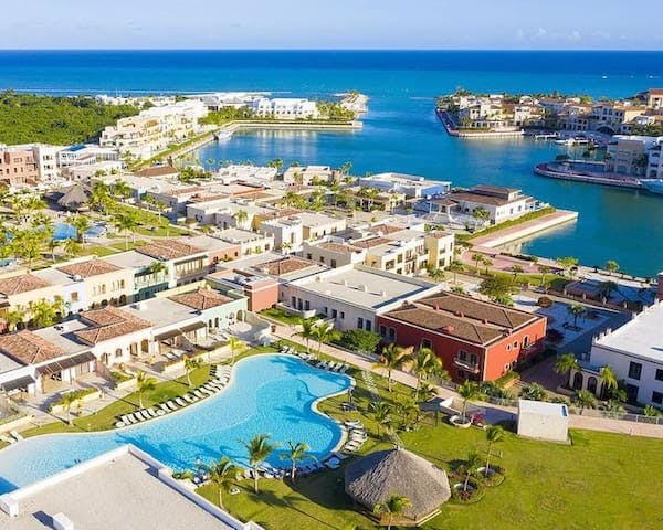 Your accommodations are situated at the Fishing Lodge complex in Cap Cana Marina, the largest and most luxurious Marina of the Caribbean, and surrounded by the famous beaches of white sand of Cap Cana. 