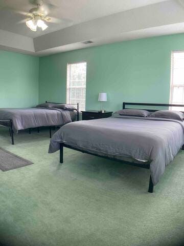 Lovely Master bedroom Sleeps 4 Private Bath! Room3