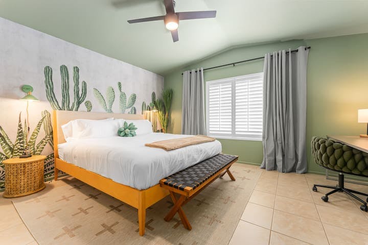 Cozy cactus bedroom - king sized bed, smart tv and desk