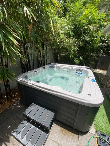 Perfect Hot tub / Spa in private tropical garden.