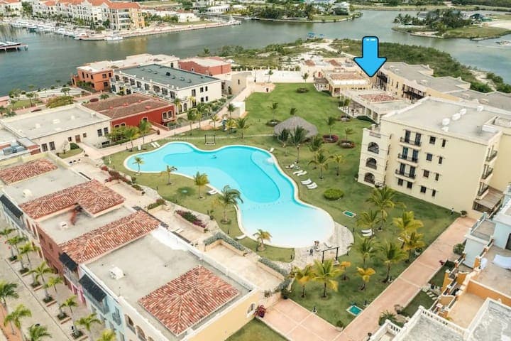 The most serene pool in the complex is just steps away from your front door.
Time to engage vacation mode.