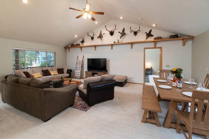 Riverfront,Hot Tub,Cali King, Canoe, Paddle Boards