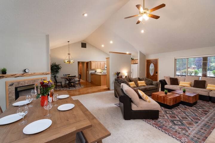 Riverfront,Hot Tub,Cali King, Canoe, Paddle Boards