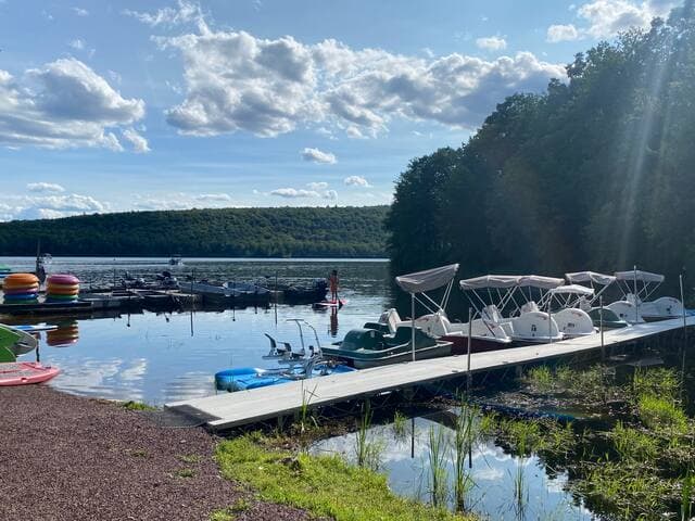 Pocono Retreat -1 Mile to Lake and Skiing!