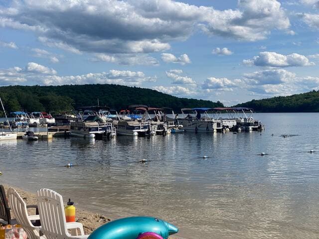 Pocono Retreat -1 Mile to Lake and Skiing!