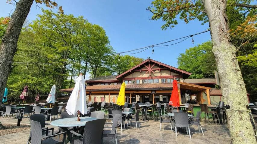 Pocono Retreat -1 Mile to Lake and Skiing!