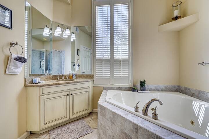 Pocono Retreat -1 Mile to Lake and Skiing!