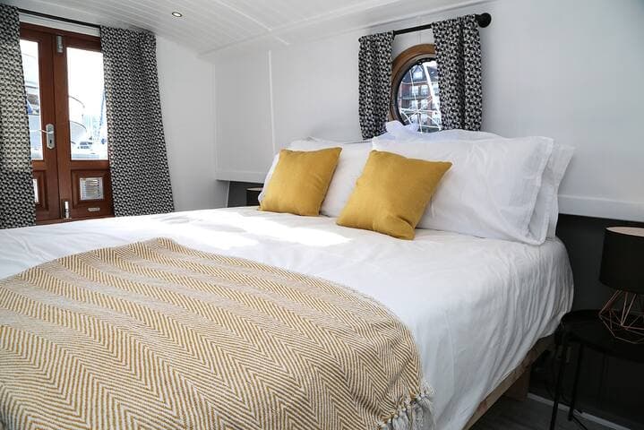 King size bed in the main bedroom, luxury mattress and high quality cotton bedding.