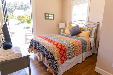 This queen bedroom is on the top floor, next to the kitchen, and has it's own little sunny balcony.