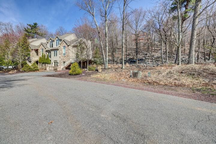 Pocono Retreat -1 Mile to Lake and Skiing!