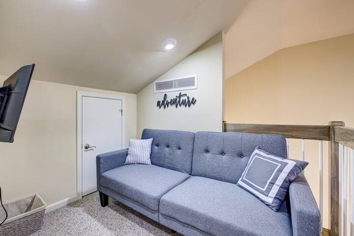 Pocono Retreat -1 Mile to Lake and Skiing!