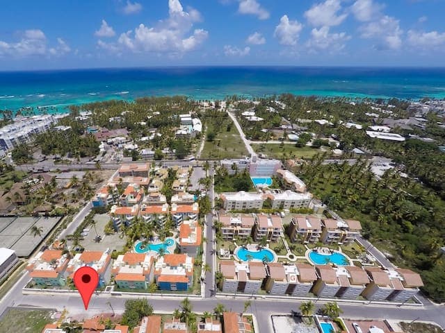 Walk to Beach, Dining, Shops, Pool View & Backyard