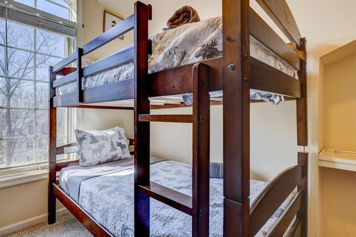 Pocono Retreat -1 Mile to Lake and Skiing!