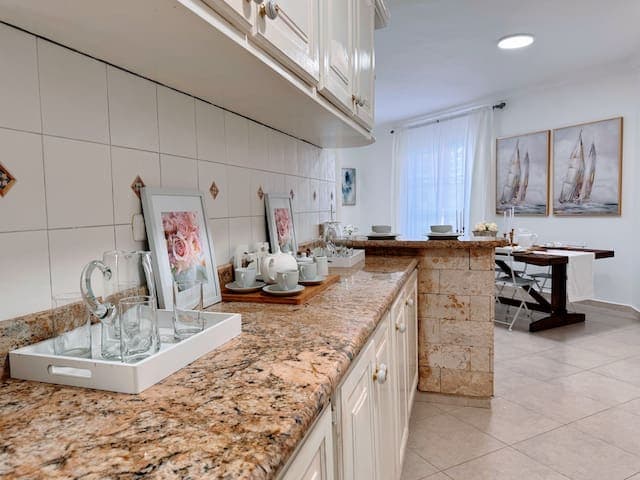 Walk to Beach, Dining, Shops, Pool View & Backyard