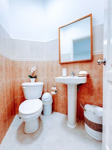 Walk to Beach, Dining, Shops, Pool View & Backyard