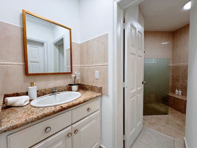 Walk to Beach, Dining, Shops, Pool View & Backyard