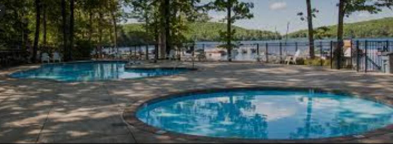 Pocono Retreat -1 Mile to Lake and Skiing!