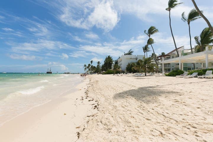 Walk to Beach, Dining, Shops, Pool View & Backyard