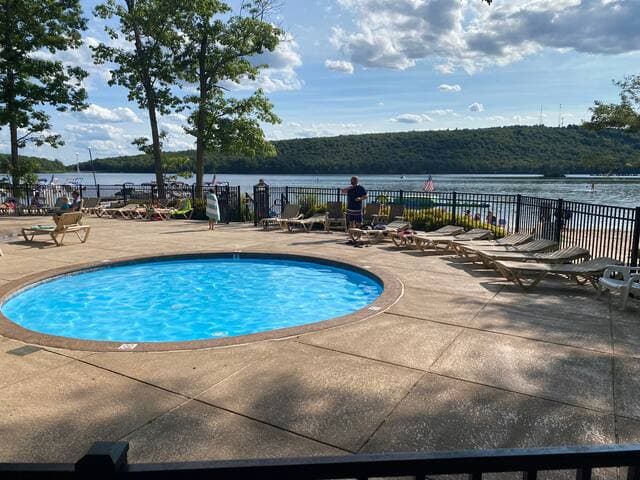 Pocono Retreat -1 Mile to Lake and Skiing!