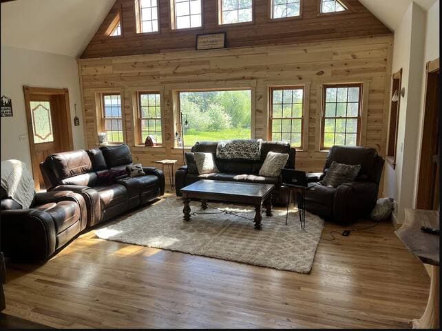 Private Farmhouse with a Boat slip at Leach Lake