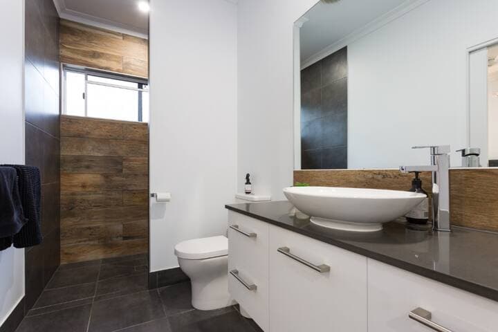 2nd ensuite bathroom