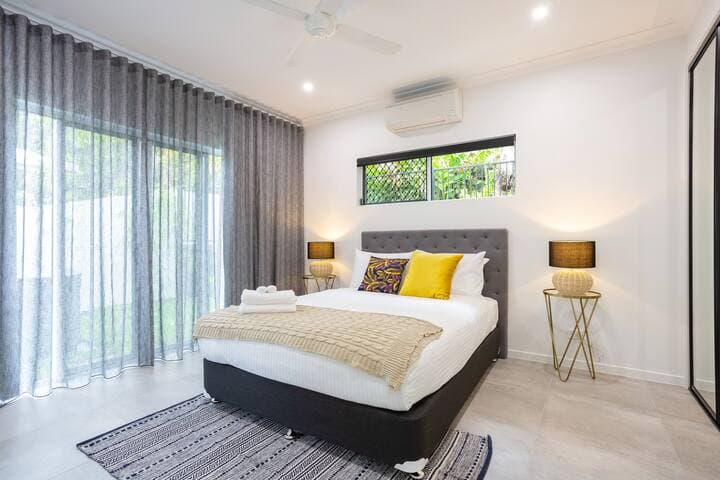 Main bedroom, queen size bed with en-suite and mirrored robes