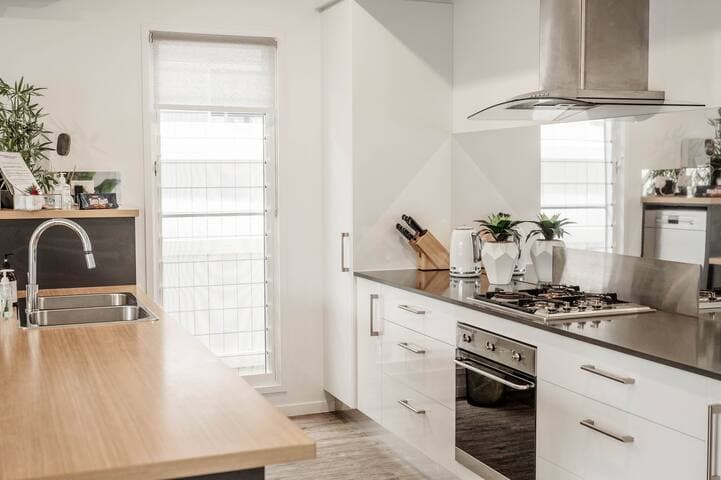 Imagine cooking beautiful meals in this delightful chef's kitchen fully equipped with all the latest appliances, including a dishwasher, gas stove & electric oven even an espresso coffee machine.