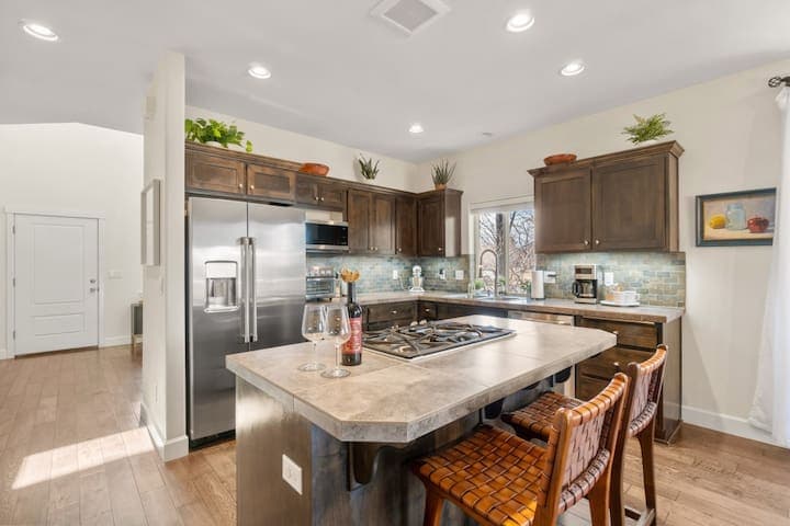 Aspiring chef or professional chef, this kitchen is just down the hall from the front door and is outfitted with many cooking and dining amenities.