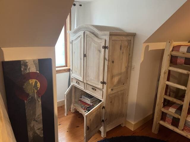 Private Farmhouse with a Boat slip at Leach Lake