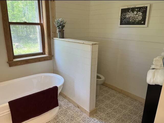 Private Farmhouse with a Boat slip at Leach Lake