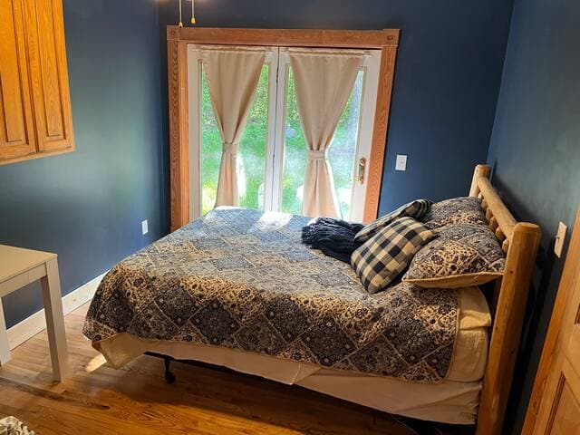 Private Farmhouse with a Boat slip at Leach Lake