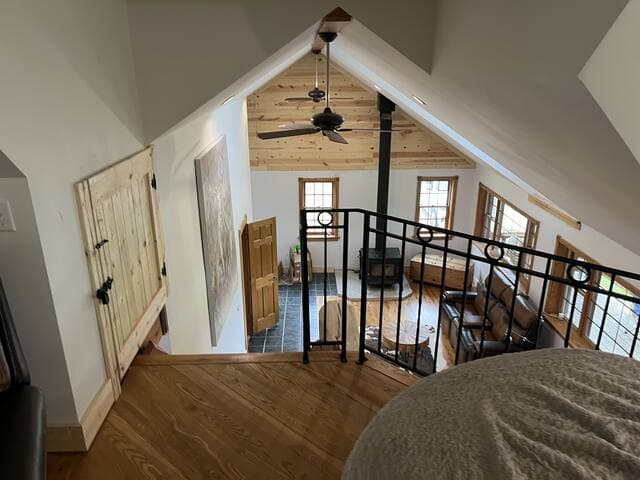 Private Farmhouse with a Boat slip at Leach Lake