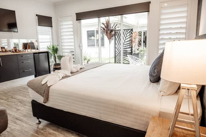 This Villa (one of our favourites) has a very unique feature, a fully separate master suite complete with its own ensuite and walking robe. Perfect for that extra bit of privacy.