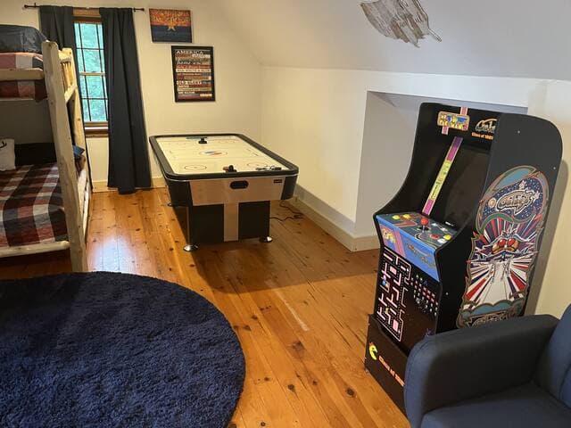 Private Farmhouse with a Boat slip at Leach Lake