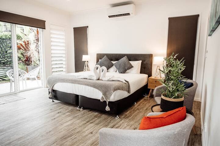 Peaceful night's sleep that's what it's all about! Being on a quiet residential street together with our super comfortable bed with fresh clean linen makes all the ingredients for a great night's sleep.