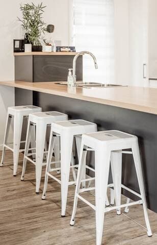 You have lots of indoor or outdoor dining choices, the island bench in the kitchen is perfect for breakfast or that impromptu get-together with family and friends.