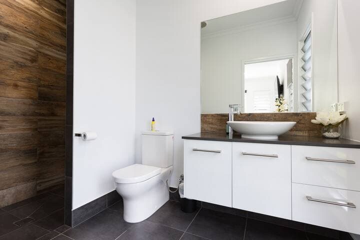 Another Ensuite bathroom in the separate bungalow suite.