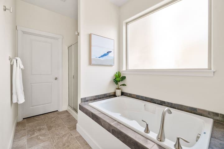 Large soaking tub in the ensuite bathroom to relax after a day on the slopes.
