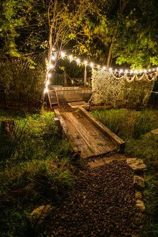 Bathe by night under the trees