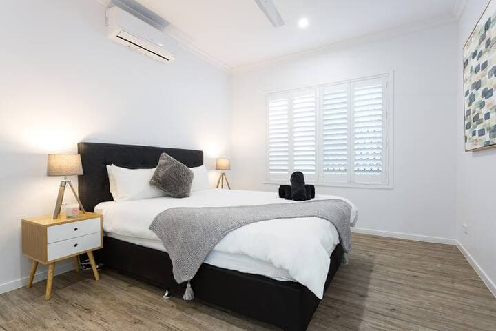 2nd bedroom, Queen size bed