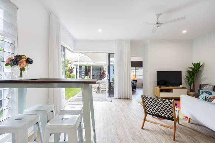 2 dining areas, internal and external