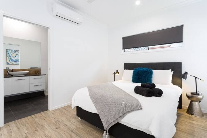 Beautiful ensuite for the main bedroom. The house actually has 2 ensuites for a choice of 2 main bedrooms. All up there is 3 bathrooms.