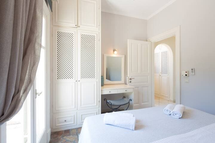 Wardrobe and vanity desk in Bedroom 3