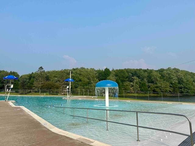 Just 1 block away, the Island Pool is surrounded by lake views and has a zero entry ramp