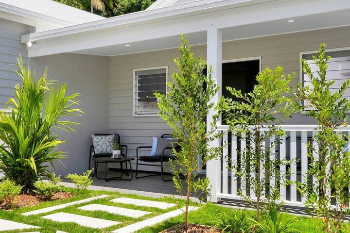 Relaxing outdoor porch, perfect for those lazy mornings enjoying views of the National Park (Whitfield Conservation Park) or just sitting watching the world go by.