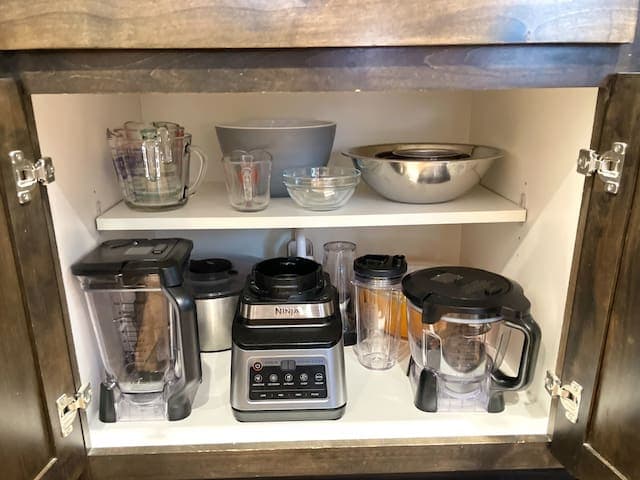 This fully stocked kitchen is a chef's dream!