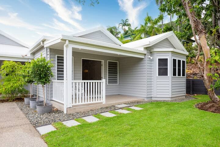 Brand new fully airconditioned house built to reflect the character and heritage of the historical Edge Hill neighborhood.