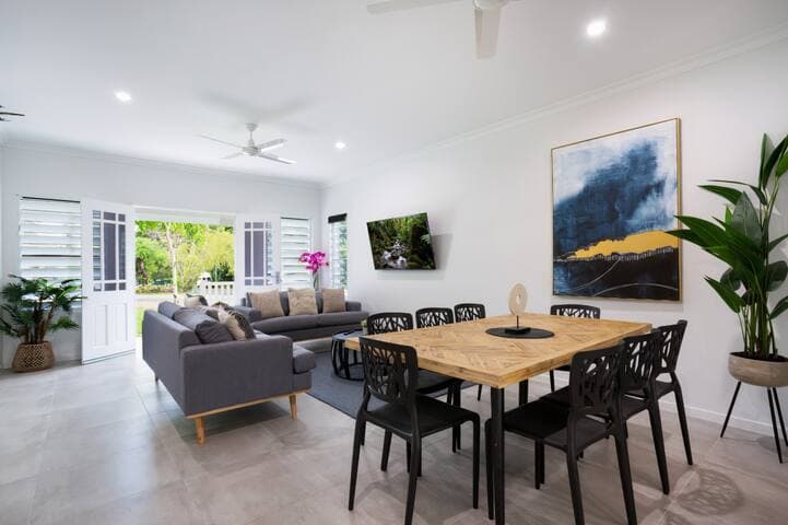 Living and dining, fully aircon